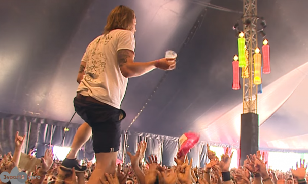 Pinkpop zanger John Coffey vangt bier terwijl hij crowdwalked